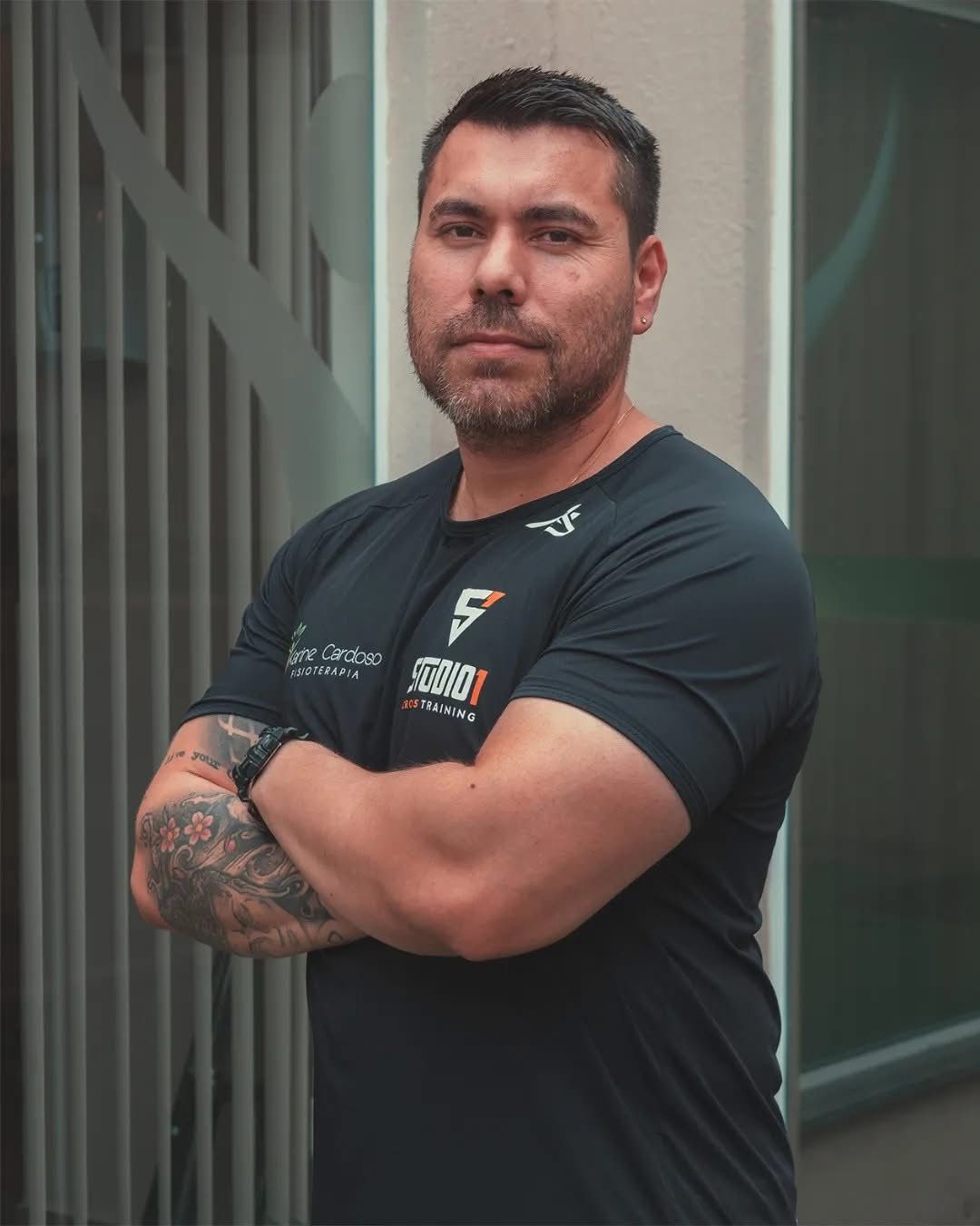 Diego Fioravante, personal trainer, de braços cruzados